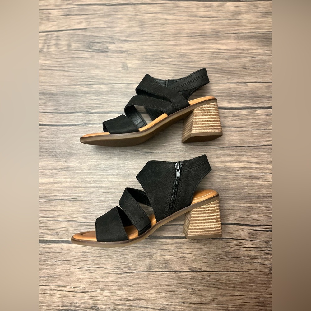 Lucky Brand Rhodette Block Heel Sandals - Picture 2 of 5